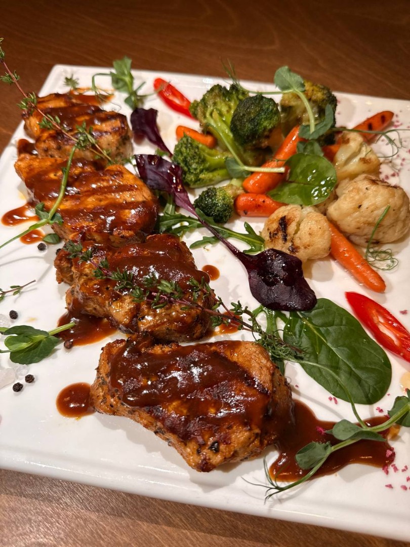 Медальоны из свинины с овощами