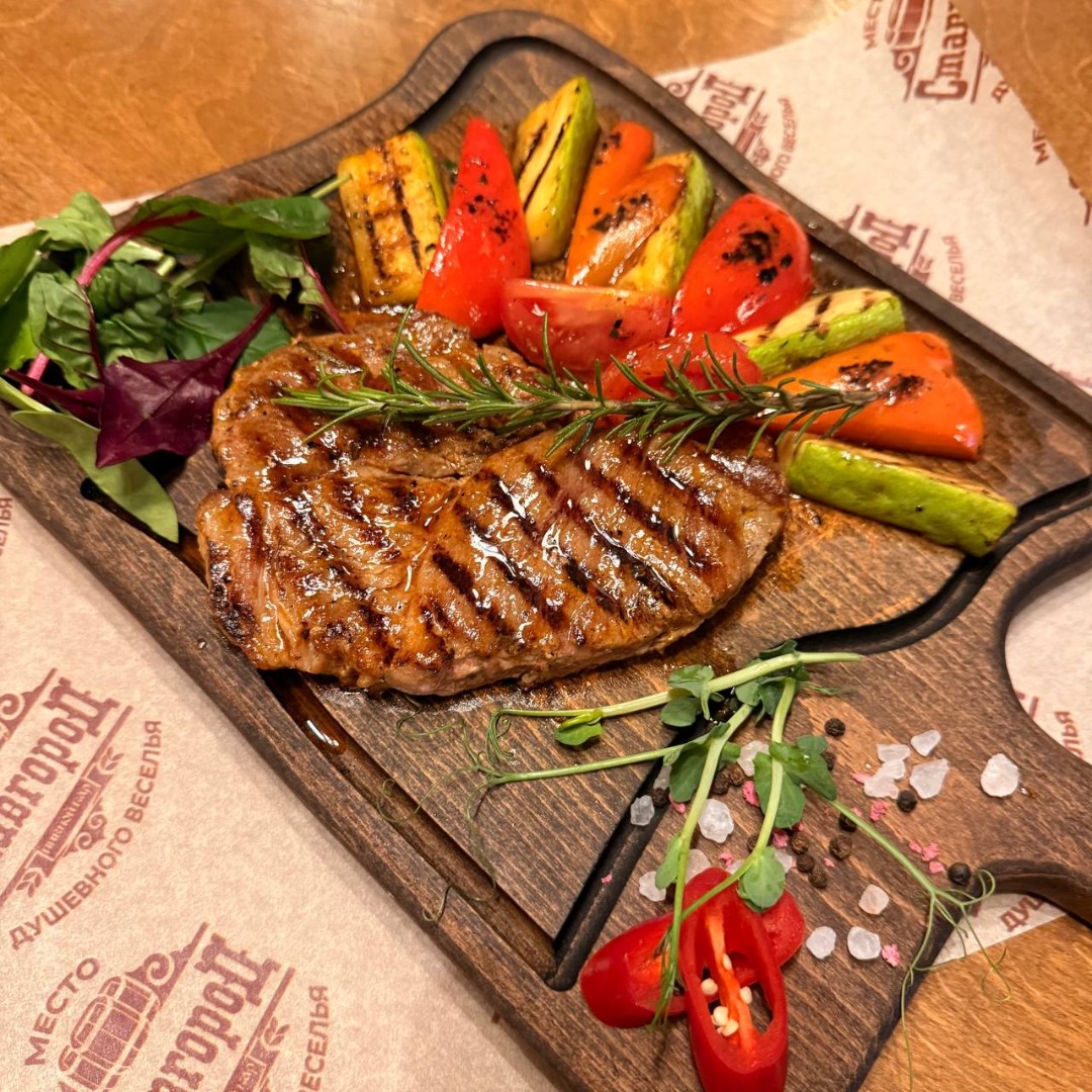 Стейк из шеи свиной с овощами